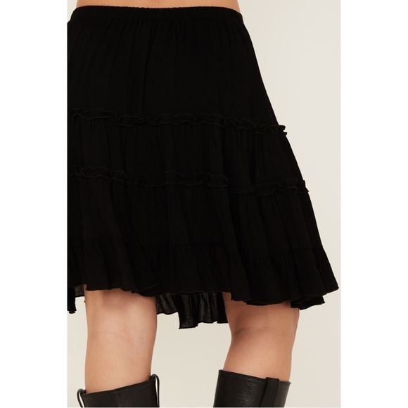 WILD MOSS • Black Ruffled Mini Skirt - Picture 6 of 7